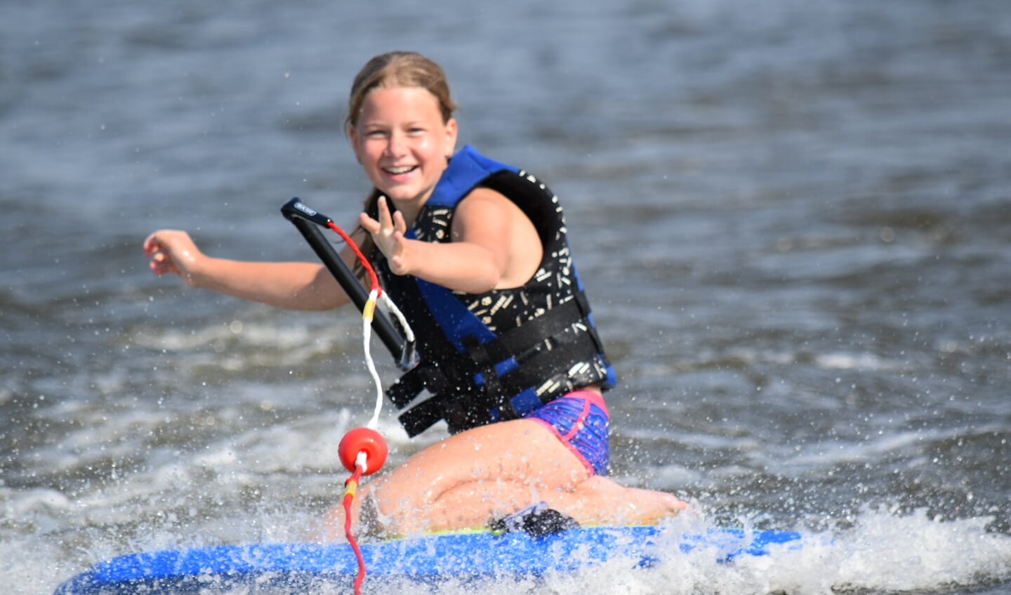 ,,Sanne Geurtsen is op deze foto voor het eerst aan het kneeboarden op het Heegermeer in Friesland.