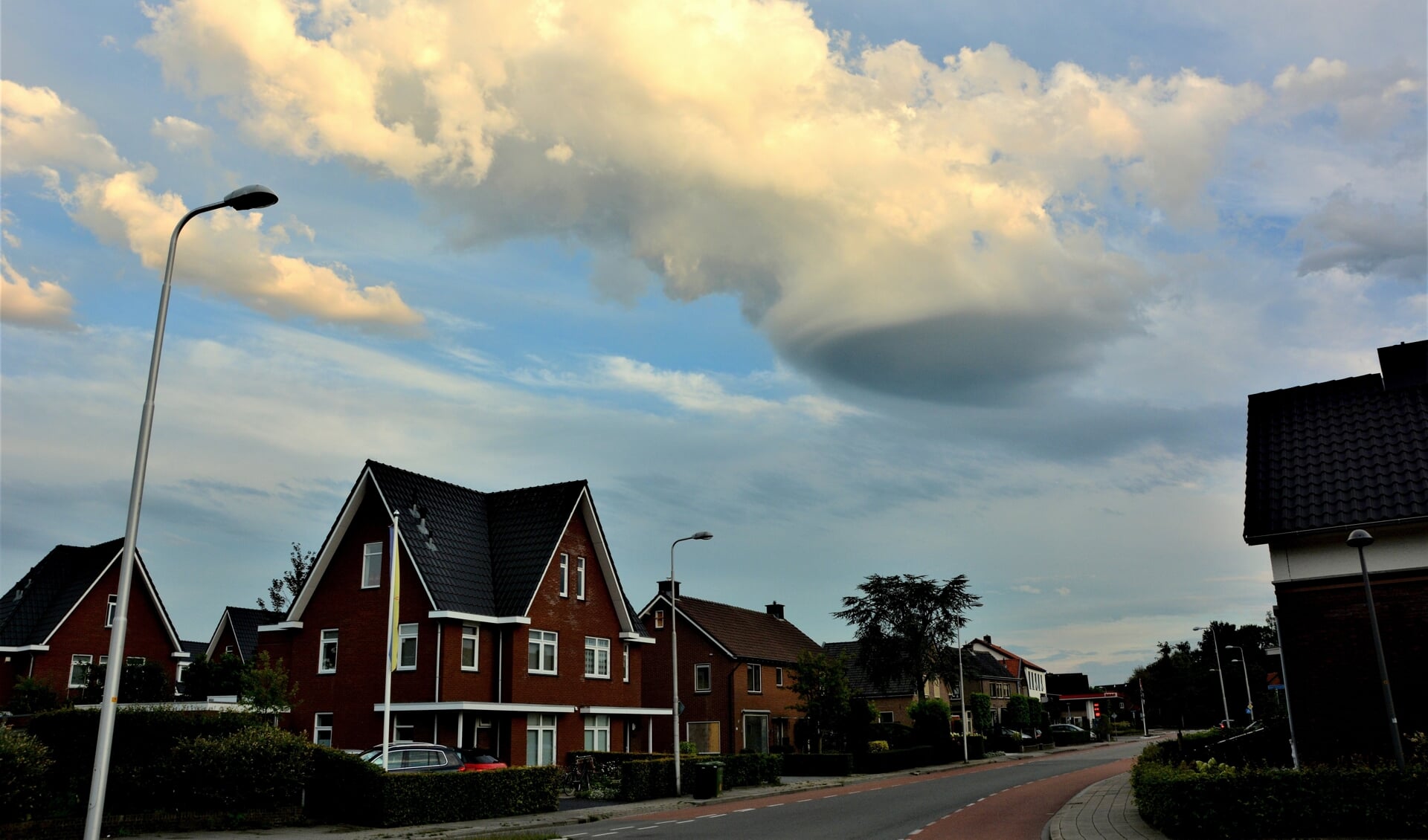 De 'UFO-wolk' boven de Schoutenstraat in Barneveld.