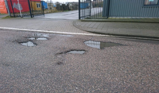 Overal ontstaan grote gaten in het wegdek.