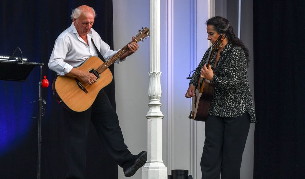 Herman van Veen, hier met Edith Leerkens, geeft tien voorstellingen in zijn eigen Landgoedtheater De Kapschuur op De Paltz.