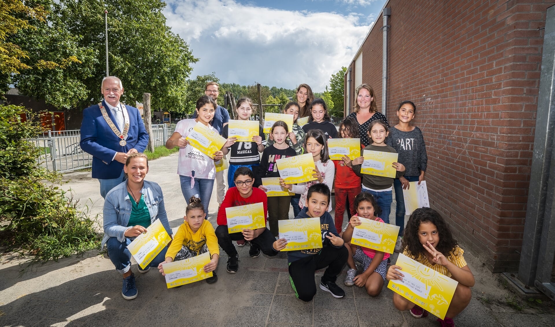 Burgemeester Van Dijk deelde vrijdag twintig certificaten uit aan leerlingen van de Zomerschool.