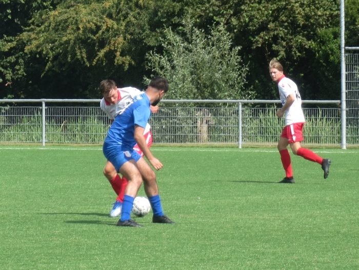 De even later geblesseerd uitgevallen Collin de Kok namens Hardinxveld in duel met SVW