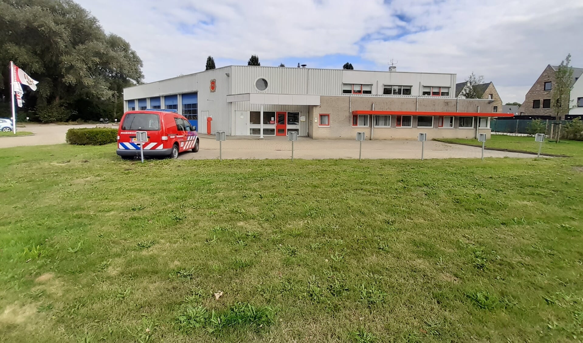 De brandwergarage aan de Burgemeester Van der Postlaan wordt opgeknapt. 