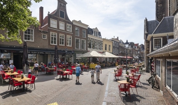 Ook op het terras wordt nu om gegevens gevraagd.