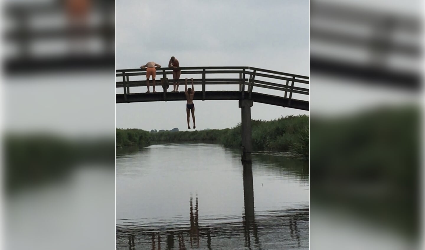 ,,Mijn dochter, vlàk voor de sprong, hangend aan een Fries bruggetje nabij Bolsward. Best hoog, maar uiteindelijk waagde iedereen de sprong!