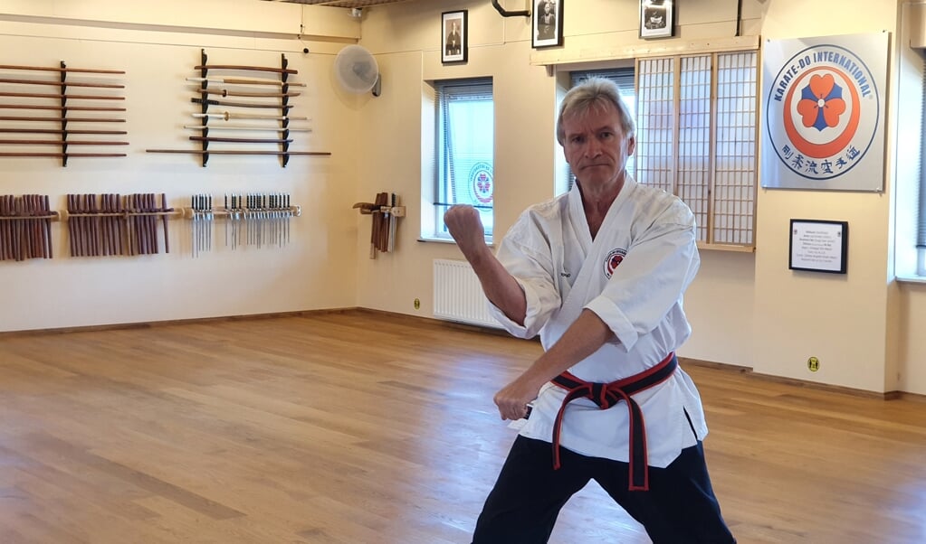 Hans Cleton in een typische karate-houding in zijn dojo aan de Holleweg 16. 