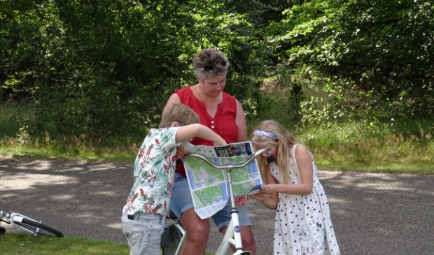De Hoge Veluwe. Prachtig weer en lekker fietsen, wild spotten....euh... kunt u mij de weg naar het wild vertellen meneer?