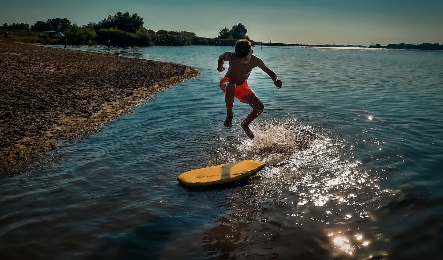 ,,  Judah (10) die zich uitstekend vermaakt met zijn wakeboard op het Nijkerkse strandje.