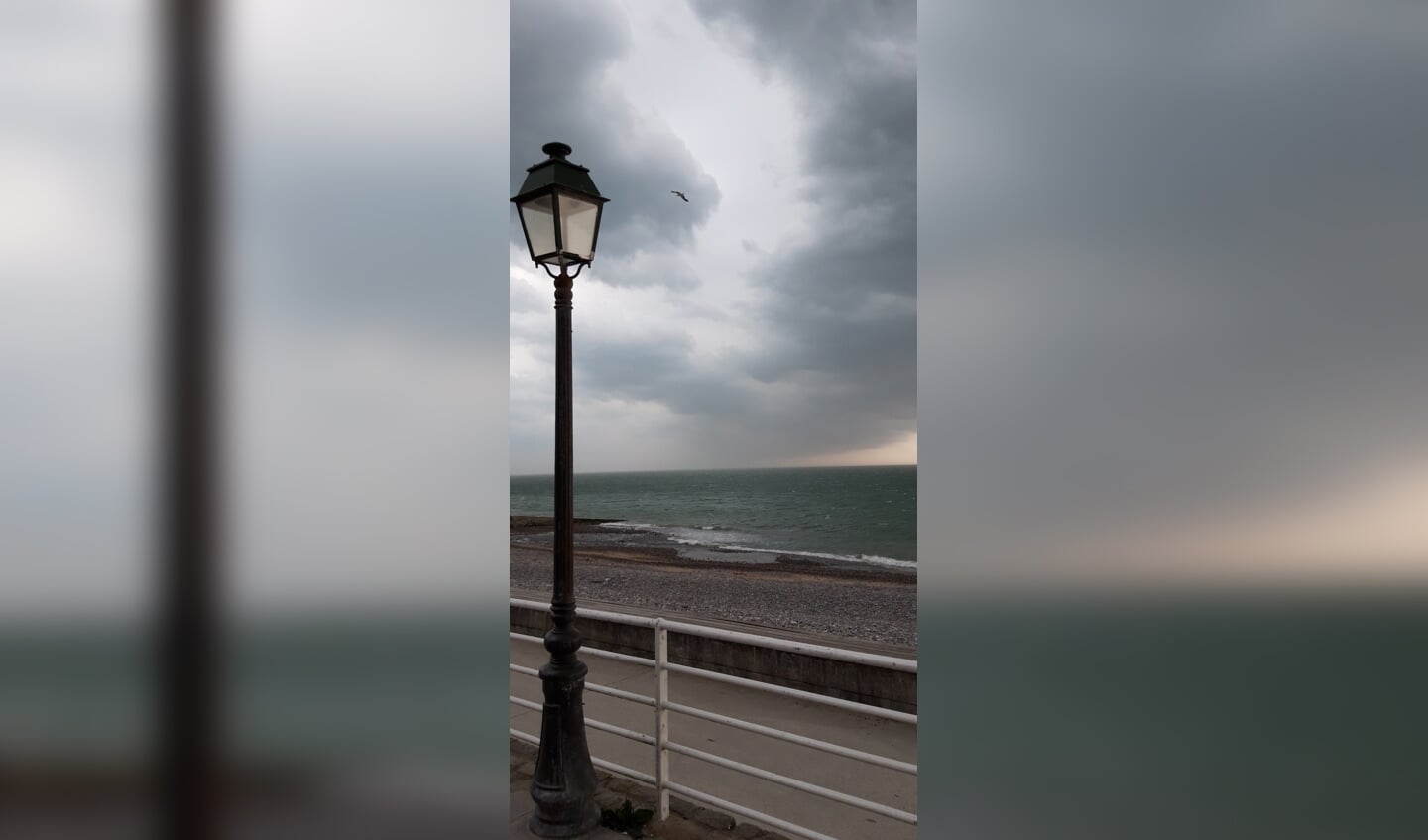 Deze foto is gemaakt op woensdag 12 augustus. Vanaf de boulevard in het Franse stadje Veules les Roses een blik op de zee en de dreigende wolkenhemel. Storm op komst. 