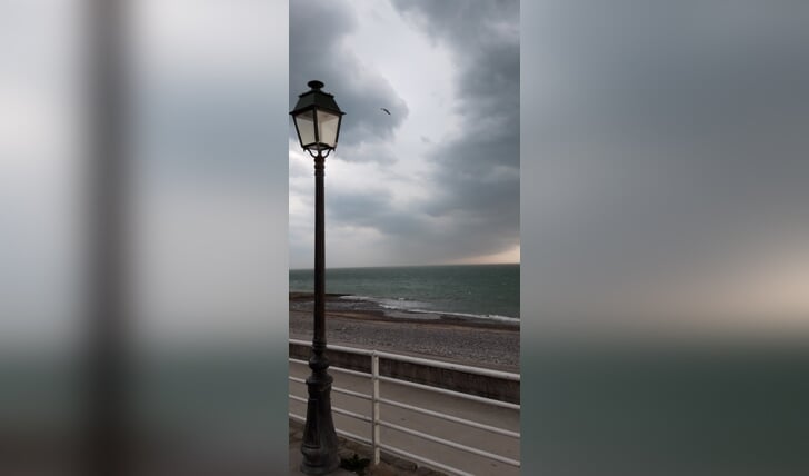 Deze foto is gemaakt op woensdag 12 augustus. Vanaf de boulevard in het Franse stadje Veules les Roses een blik op de zee en de dreigende wolkenhemel. Storm op komst. 