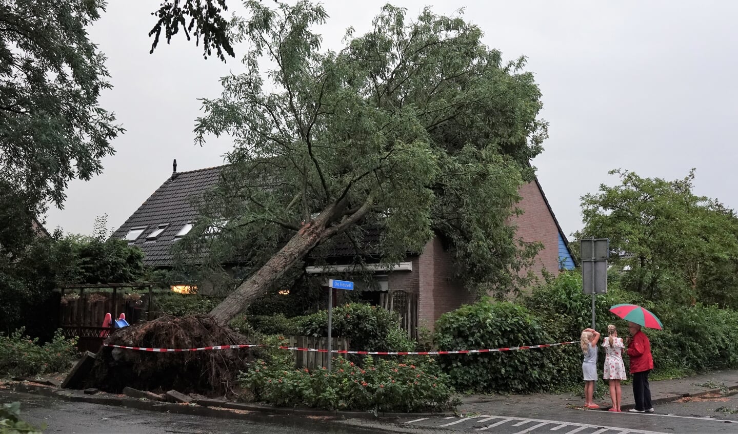 Aan de Laanzicht/De Heuvel in Woudenberg is een omgewaaide boom terechtgekomen op een woning.