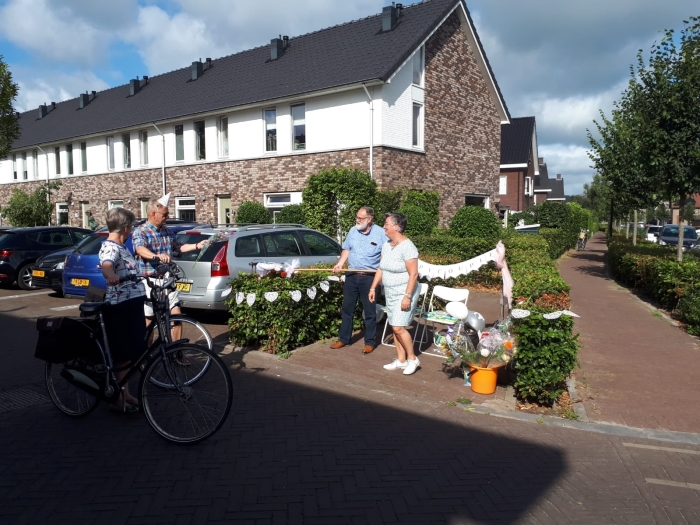 Bruidspaar voor hun huis