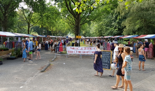 <p>Ook nu moet afstand gehouden worden op de Pure Markt.</p>