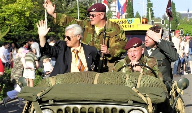 Op 5 mie 2008 nam Rob Rijntalder (l) afscheid als coördinator van het defilé en mocht als dank plaatsnemen in een van de jeeps.