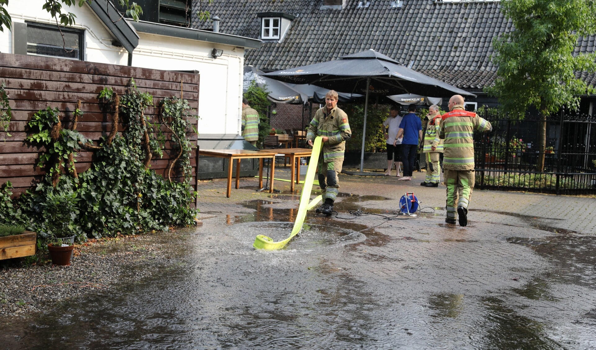 De brandweer heeft haar handen vol in Lage Vuursche.