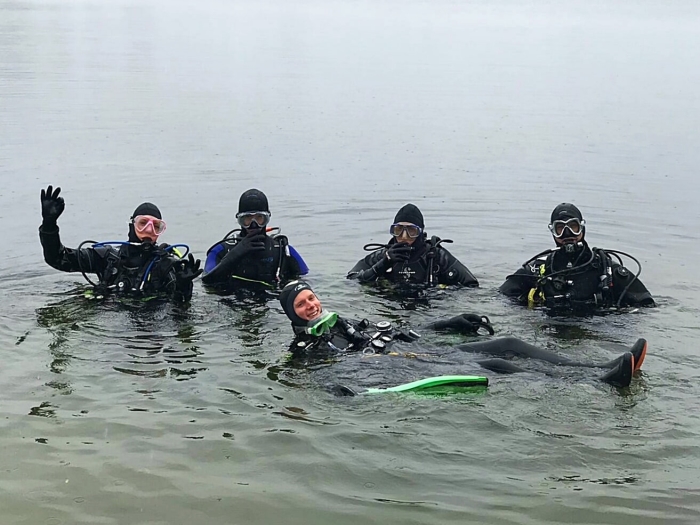 Duikers van DVN in het water