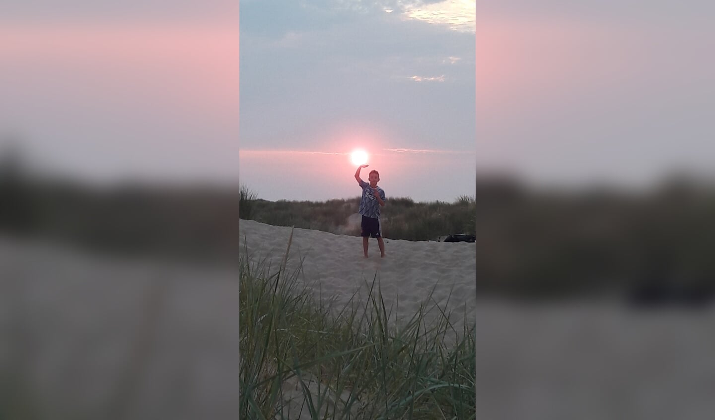 ,,Onze zoon Thijme op het strand van Renesse. Hij houdt de ondergaande zon vast.