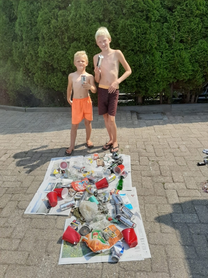 Jonah (9) en Julius (5) vonden het achterlaten van afval op en rond het strand aan de Merwede asociaal. Zij ruimden op!
