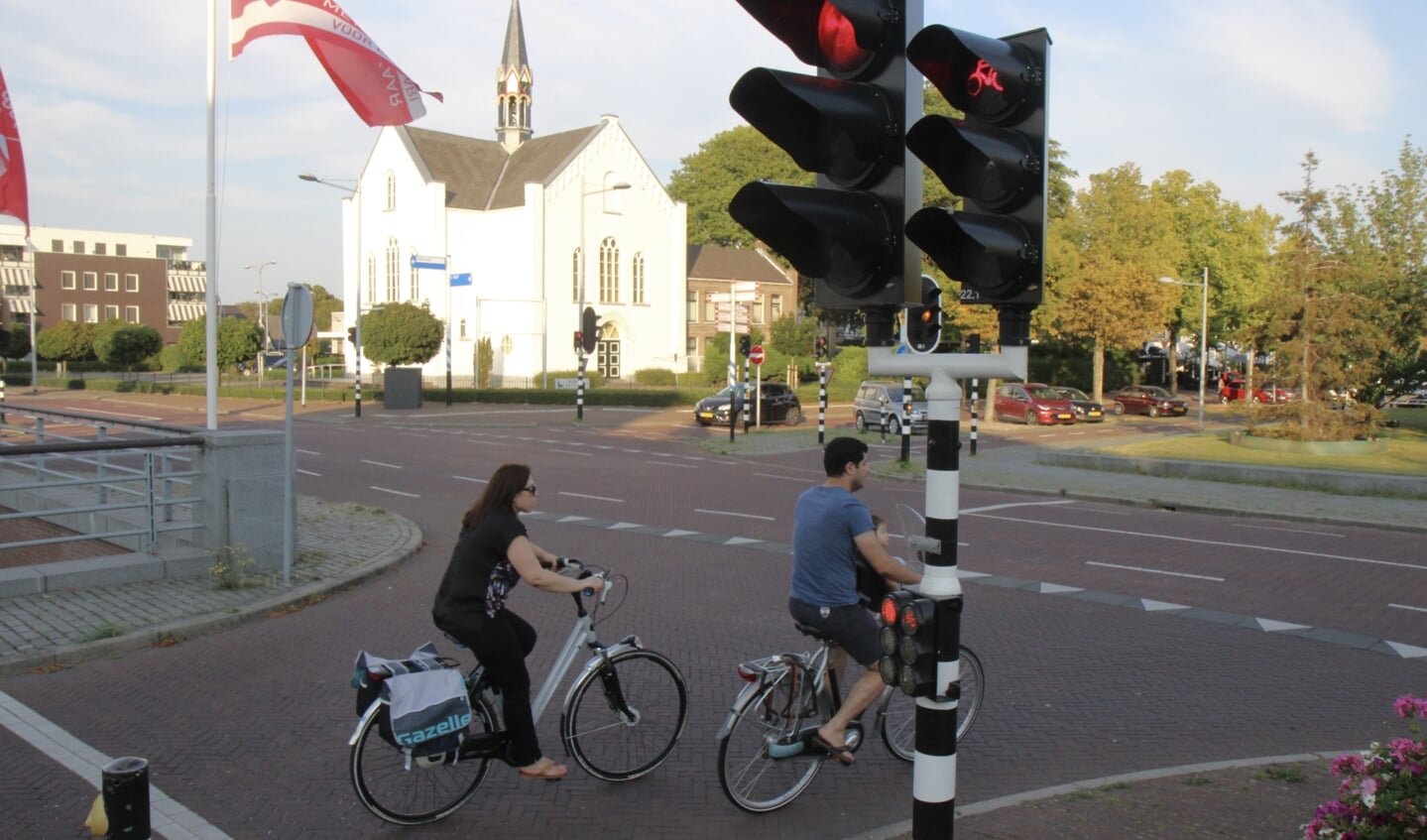 Het stoplicht bij het kruispunt Hoofdweg met de Venneperweg, beter bekend als de brug.