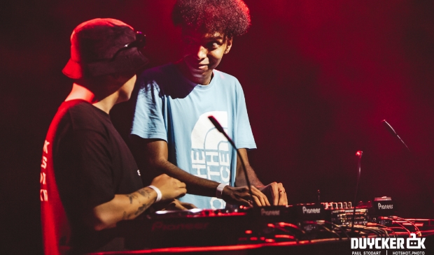 <p>DJ Herrieschoppr's krijgt tips bij '4 Da Culture' (terugkerend urban concept in Duycker)</p>