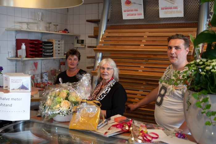 Ria van den Pol tussen Jeroen en moeder Gerrie