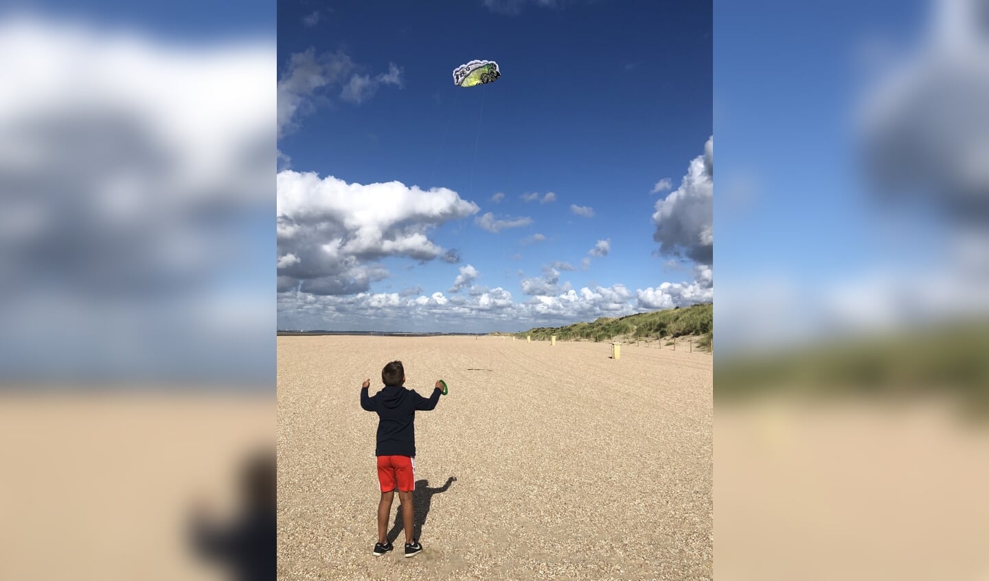 ,,De foto is op 24 augustus gemaakt op het strand in Ouddorp (Zuid-Holland). 
Mijn zoon Daniël staat hierop te vliegeren op een groot en bijna leeg strand. Heerlijk!! Hoofd in de wind en genieten van zo’n, zee en strand!