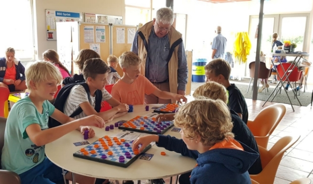 <p>Damclub Baarn Soest gaf acte de présence om de kinderen kennis te laten maken met de damsport.</p>