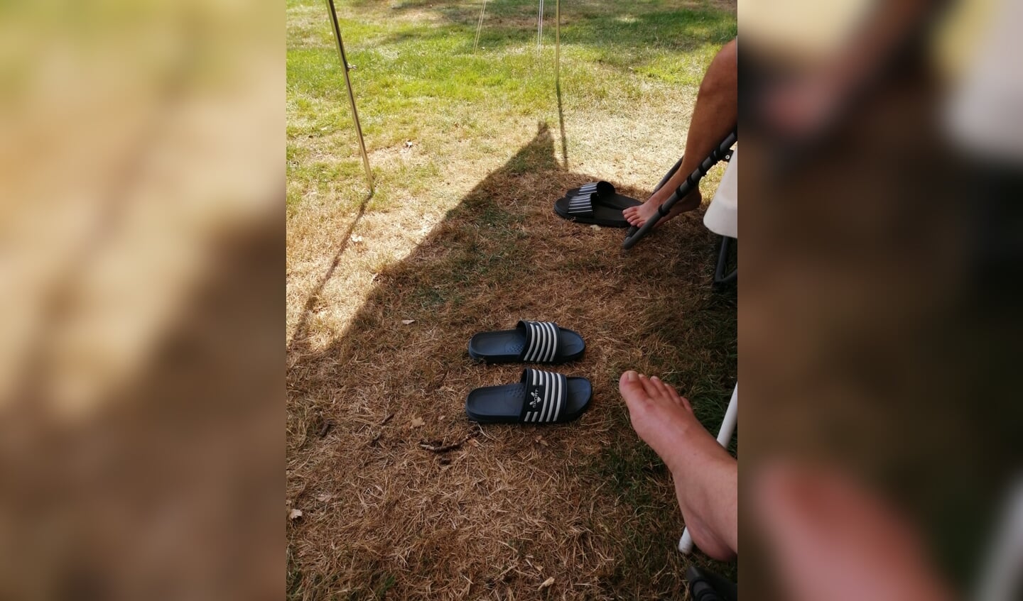 Relaxt onder de luifel wachten op de schaduw van de bomen. Laatste dagje camping in Sint Nyk, Friesland. 8 augustus 2020, het is nog te heet, en we gaan gelukkig pas rond 21:00 richting huis. 