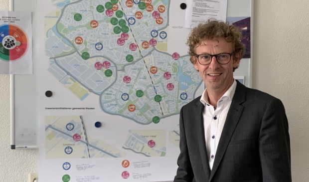 <p>Wethouder Jan Overweg staande voor een bord met inwoners initiatieven.</p>