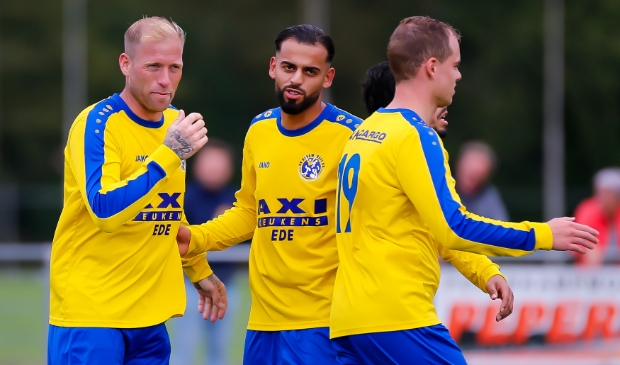 <p>Mike Molenaar (links) vijf maal trefzeker voor Blauw Geel '55.</p>