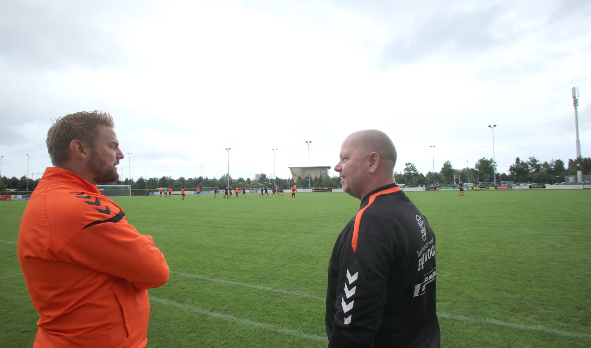 Hoofdtrainer Henk van Zoeren (rechts) met zijn opvolger Maurice van der Wildt, afgelopen zaterdag.