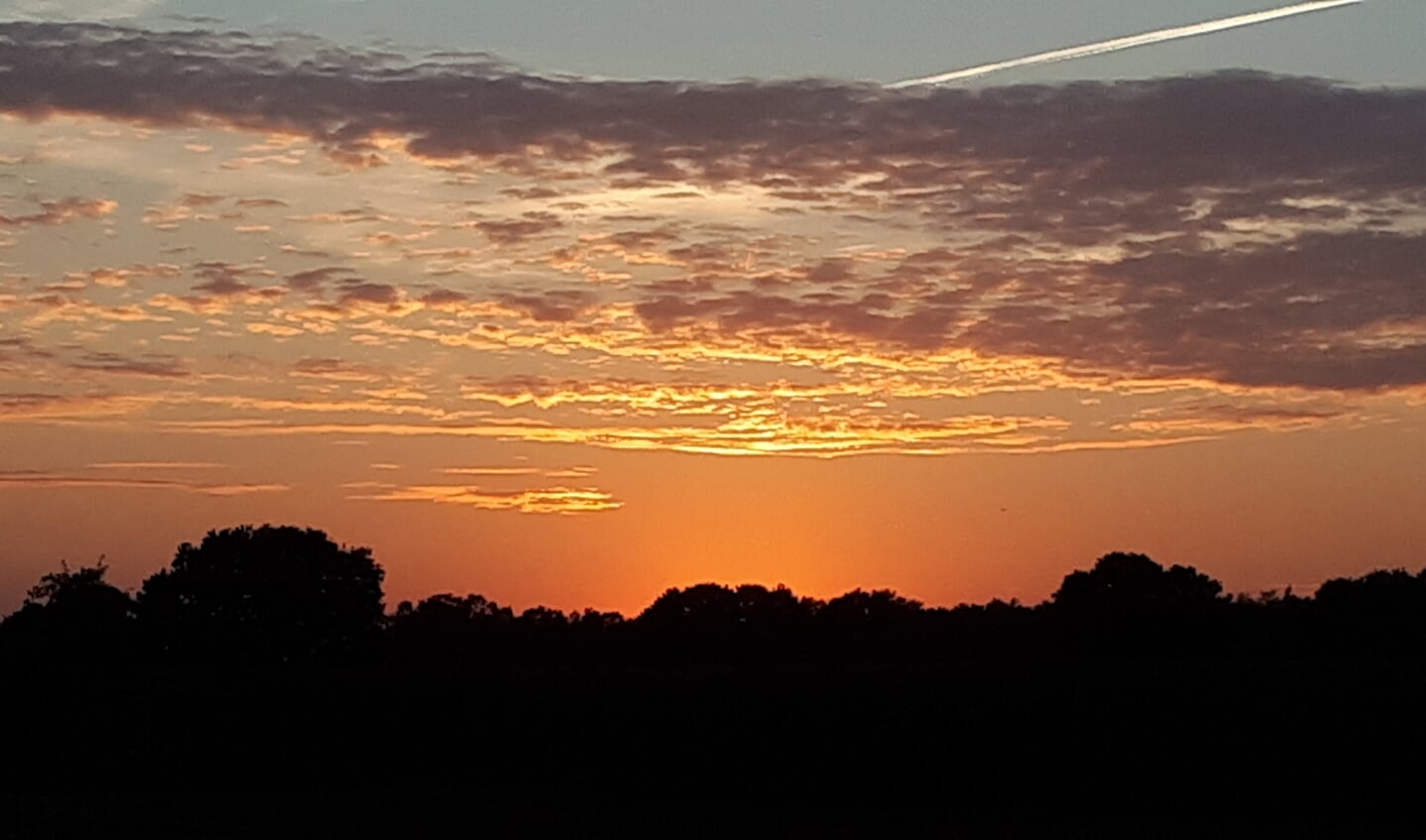 ,,Tijdens onze vaste avondwandeling met onze hond Plientje, zijn wij telkens weer dankbaar om de prachtige zonsondergang te mogen bewonderen aan de Pothovenlaan bij de begraafplaats in Otterlo.