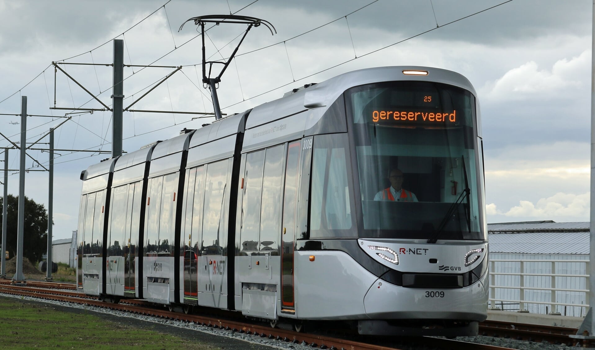 Een tram voor de Amstelveenlijn vertrekt vanaf het opstelterrein ten zuiden van Westwijk.