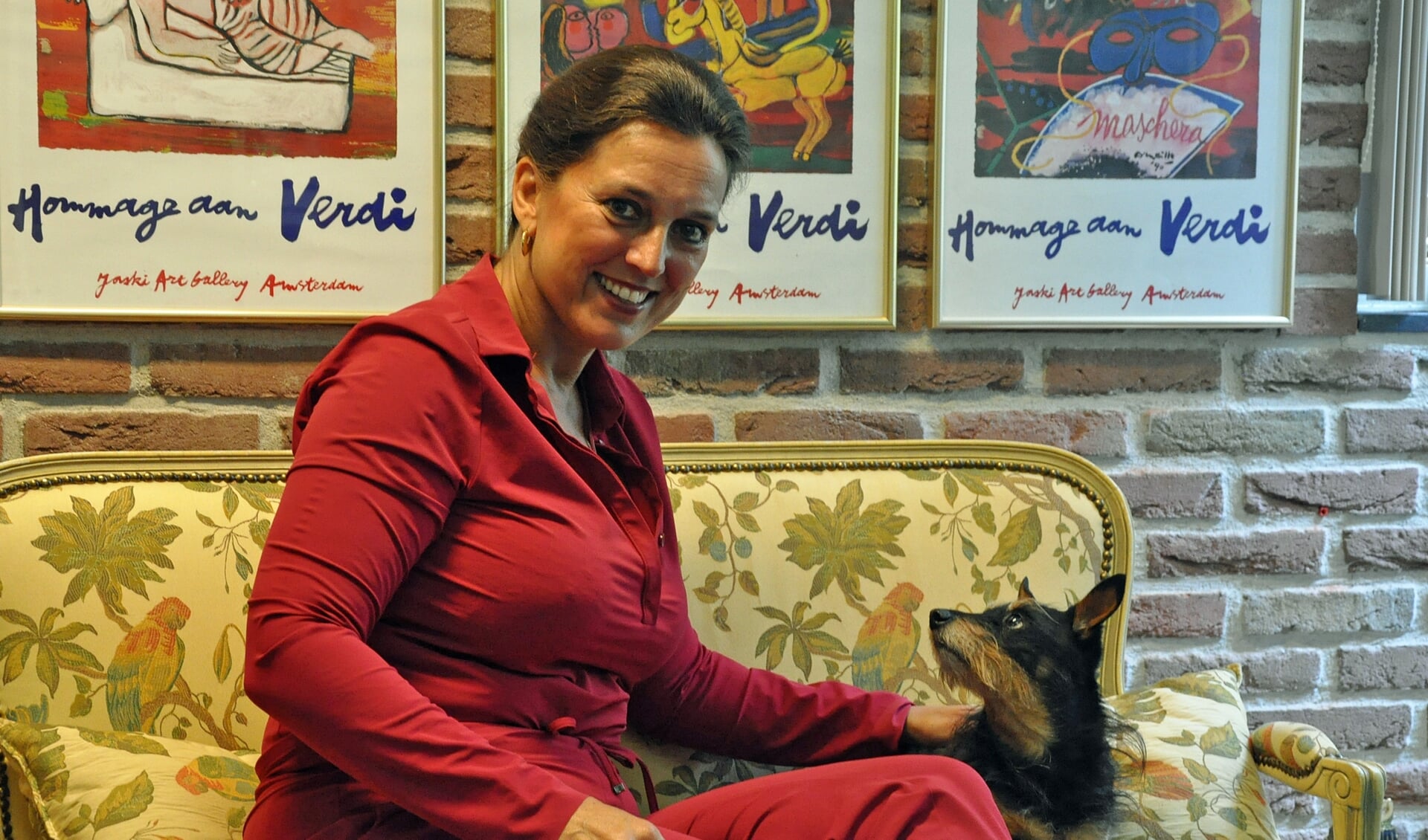 Operazangeres Mylou Mazali organiseert de concerten op 30 augustus. Hier met haar hond Junior op kantoor.