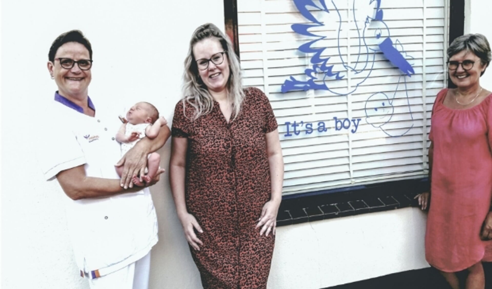 Kraamverzorgster Jenny Schroten, met haar 1000ste baby Fedde, daarnaast moeder Sandra en op anderhalve meter oma Caroline.