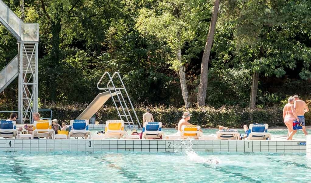 Bij Zwembad De Zwoer kan ook buiten gezwommen worden.