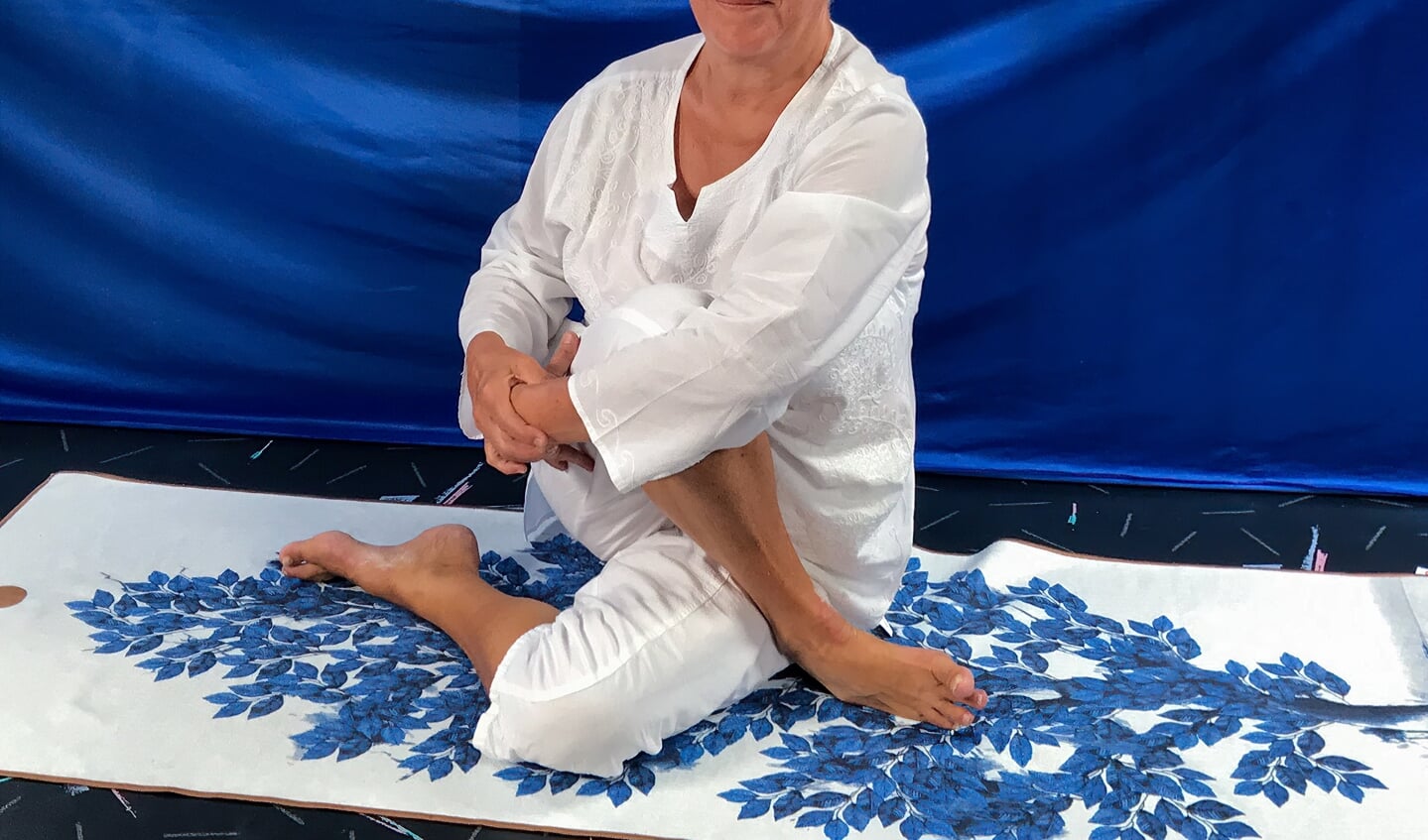 Tilly Huyzer geeft online Dru Yogalessen op zolder