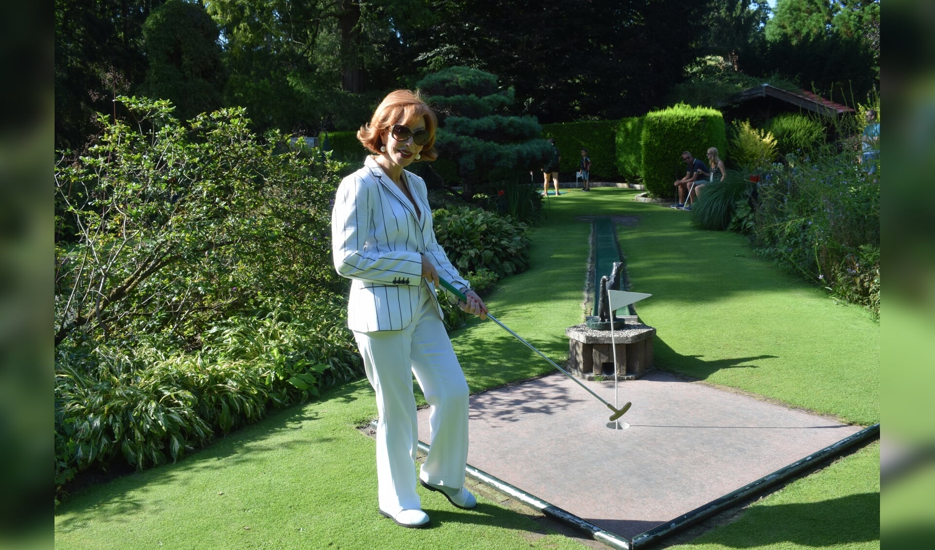 Ook Marijke Helwegen vierde vakantie in eigen regio. Hier slaat ze een balletje op de midgetgolfbanen in Lage Vuursche.