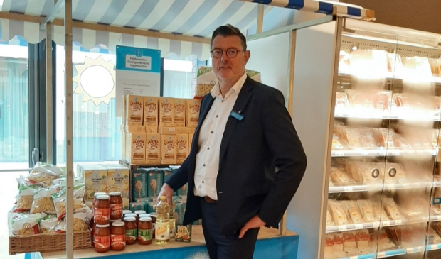 Kees Cats, manager van AH Westwijk, bij de kraam met producten voor de Voedselbank in de winkel.