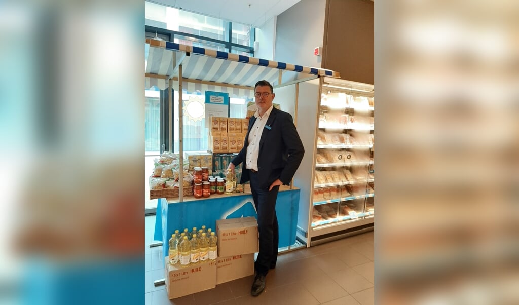 Kees Cats, manager van AH Westwijk, bij de kraam met producten voor de Voedselbank in de winkel.
