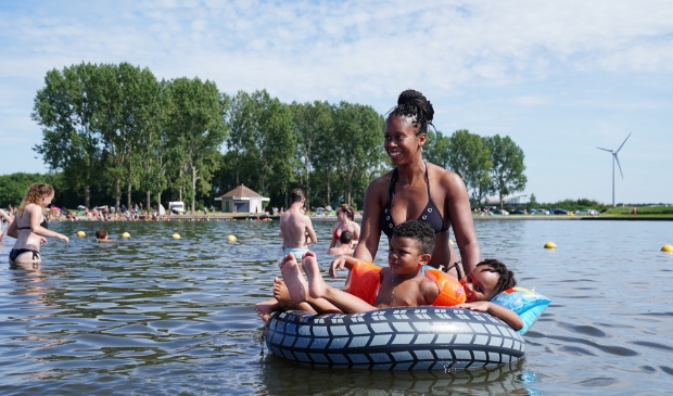 Zwemmen, suppen en surfen: de Ouderkerkerplas is populair deze dagen.