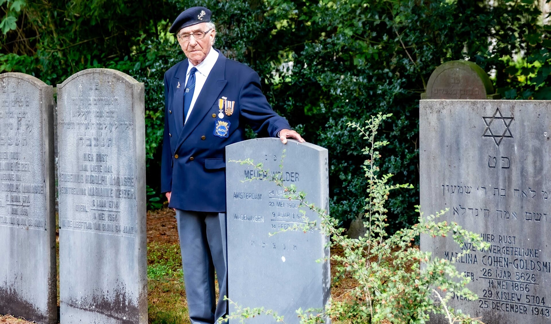 Jaap Roskam terug bij de in 2015 onthulde grafsteen van onderduiker Max Meijer Wolder