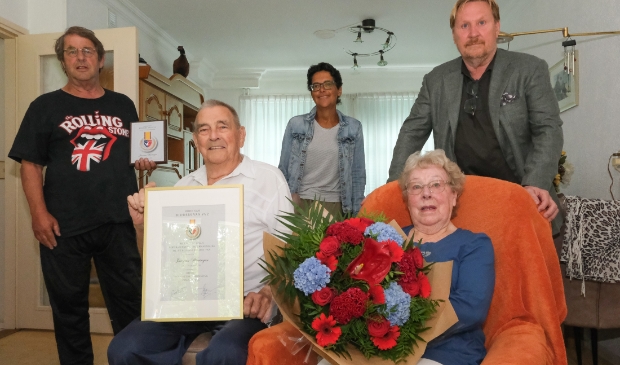 <p>Onderscheiding van oudste lid vv Zwanenburg</p>