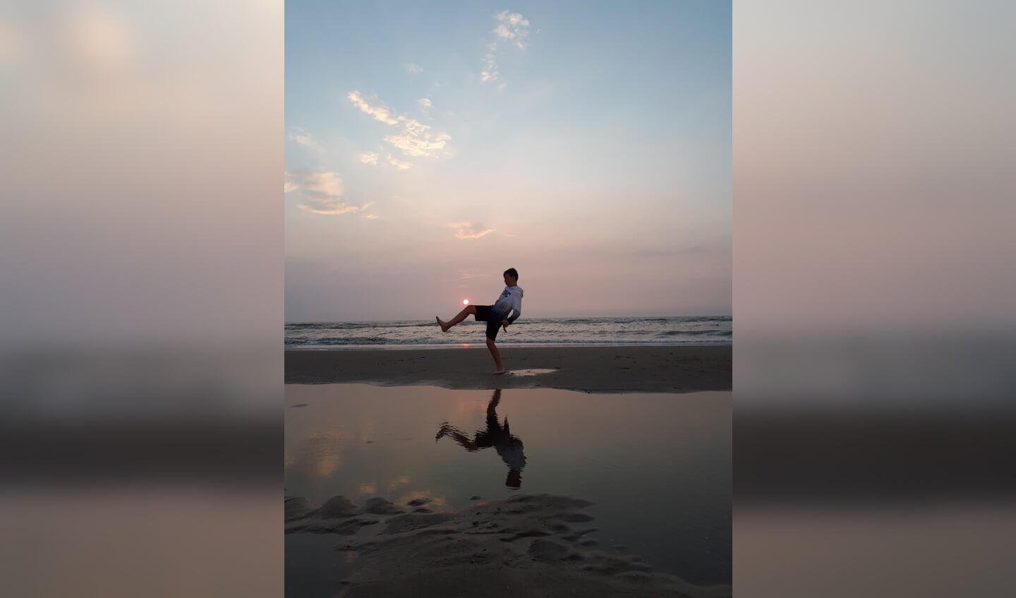 ,,Onze zoon Matthias is aan het 'zonnetje hooghouden' op het strand bij Zandvoort, 15 augustus 2020.