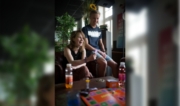 Gezellig een spelletje spelen met nieuwe vrienden