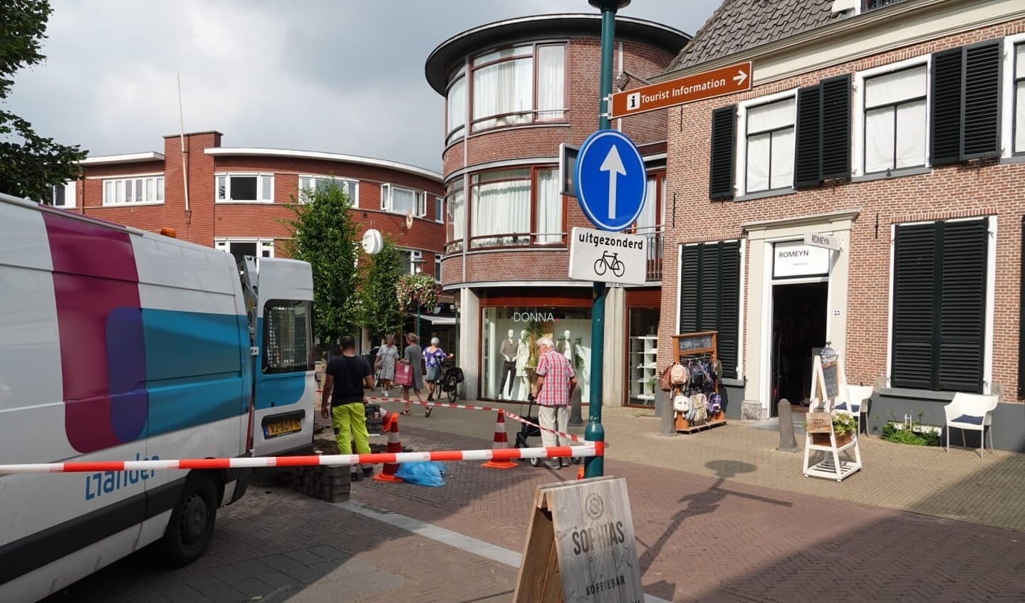 Medewerkers van netbeheerder Liander zijn ter plekke om de stroomstoring in het centrum van Barneveld te verhelpen.