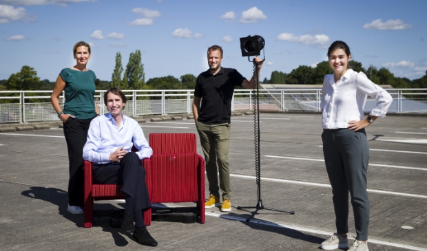 Van links naar rechts José Haverman (schouwburg), wethouder Raat, Niels Batenburg (schouwburg), Fleur Albers (beleidsadviseur cultuur)