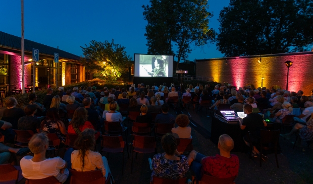 <p>Een zomeravond met buitenbios aan de Stadswal in 2019.</p>