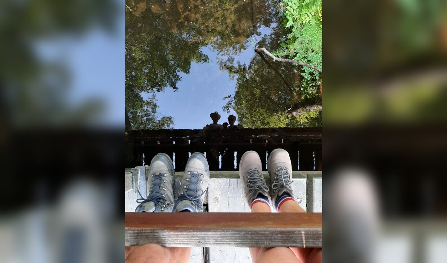 ,,Deze foto is gemaakt op 11 augustus jl. in de buurt van Landgoed Staverden. 
Wij stonden tijdens onze wandeling op een bruggetje en in de weerspiegeling van het water zijn onze gezichten zichtbaar wat een bijzonder effect geeft.