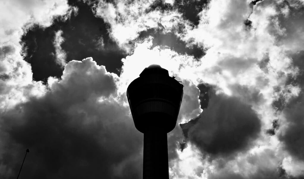 Donkere wolken Schiphol en dus ook boven Haarlemmermeer. 